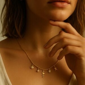 Collier doré à cinq pendentifs variés porté par une personne posant avec élégance.