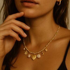 Personne portant un collier pendentifs soleil, cœur, lune, perles et créoles en or.